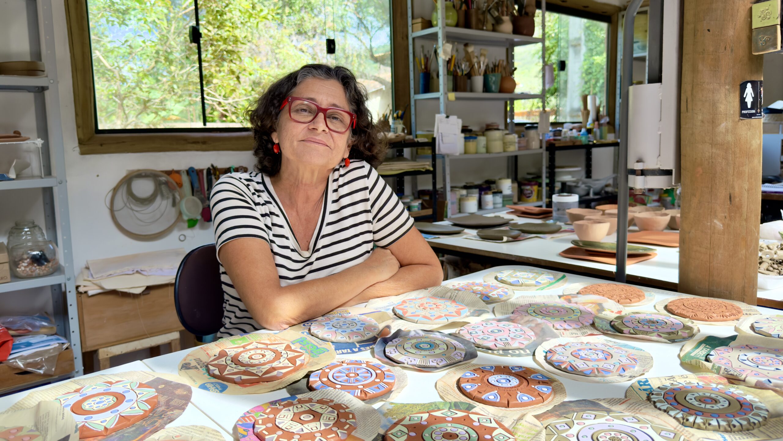 Em Lençóis, Silvia Lopes transforma argila, fogo e tempo em obras de arte em cerâmica. Sua criação nasce da Chapada Diamantina e convida o visitante a viver o território também pelas mãos.