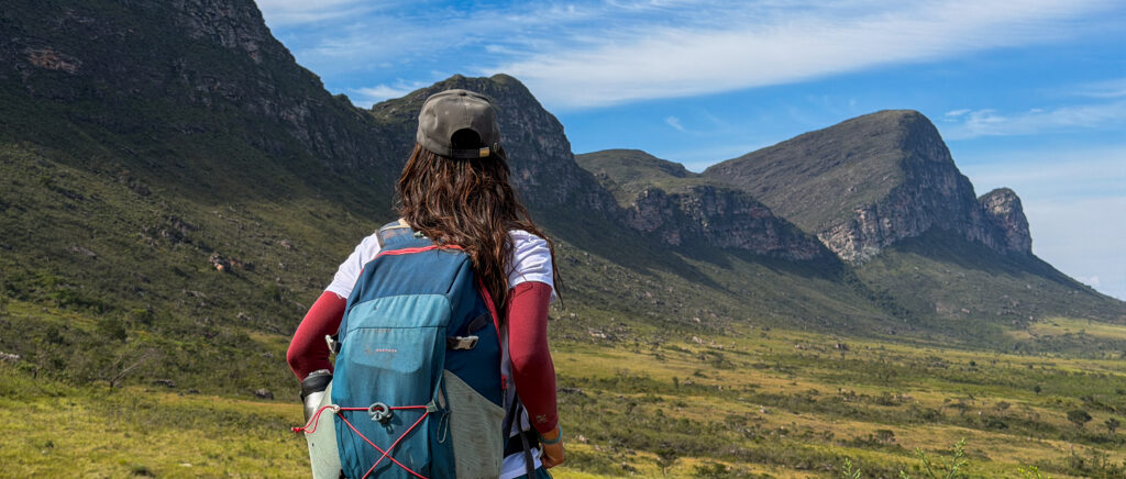 Guia Cris Pascoli, integrante da Associação Rainhas da Serra, admirando a Serra do Sincorá durante a subida do Aleixo, próxima ao vilarejo de Guiné, na Chapada Diamantina.