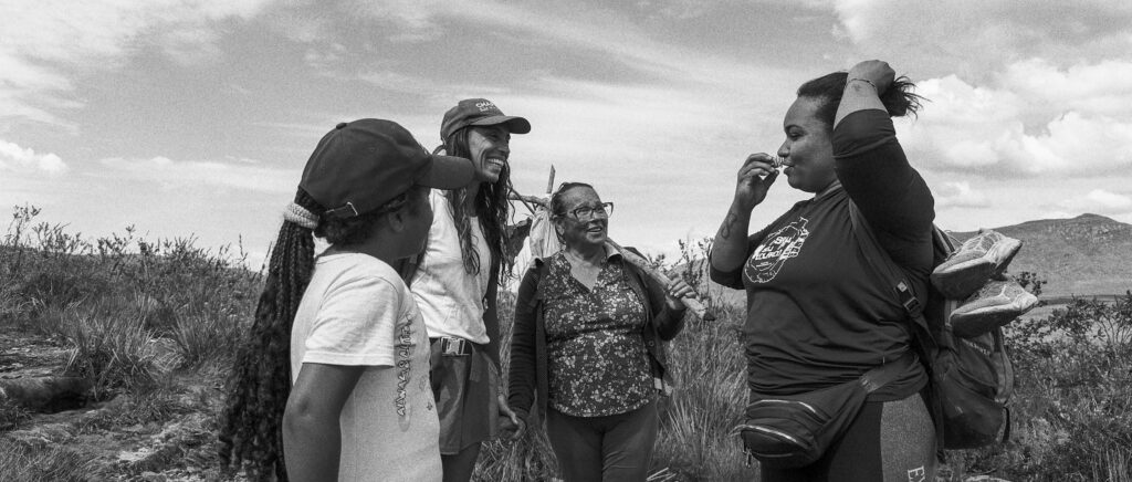 Família caminhando por uma trilha do Vale do Pati, no Parque Nacional da Chapada Diamantina, Bahia.