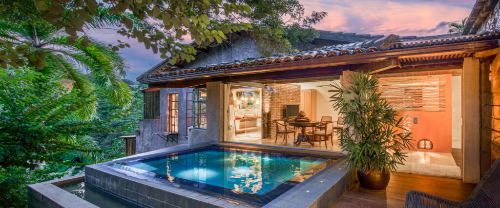 Suíte com piscina privativa ao final da tarde no Hotel Canto das Águas, em Lençóis, Chapada Diamantina.