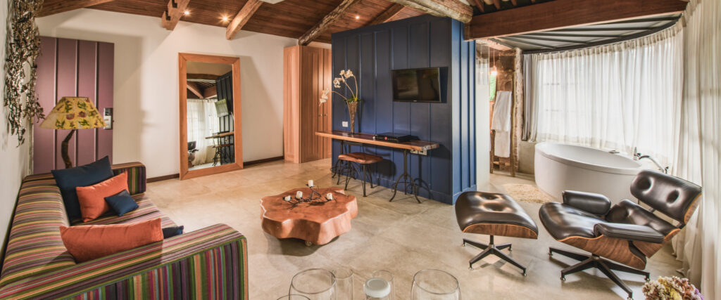 Suíte do Hotel Canto das Águas decorada com obras de arte e materiais de demolição reaproveitados, em Lençóis, Chapada Diamantina.