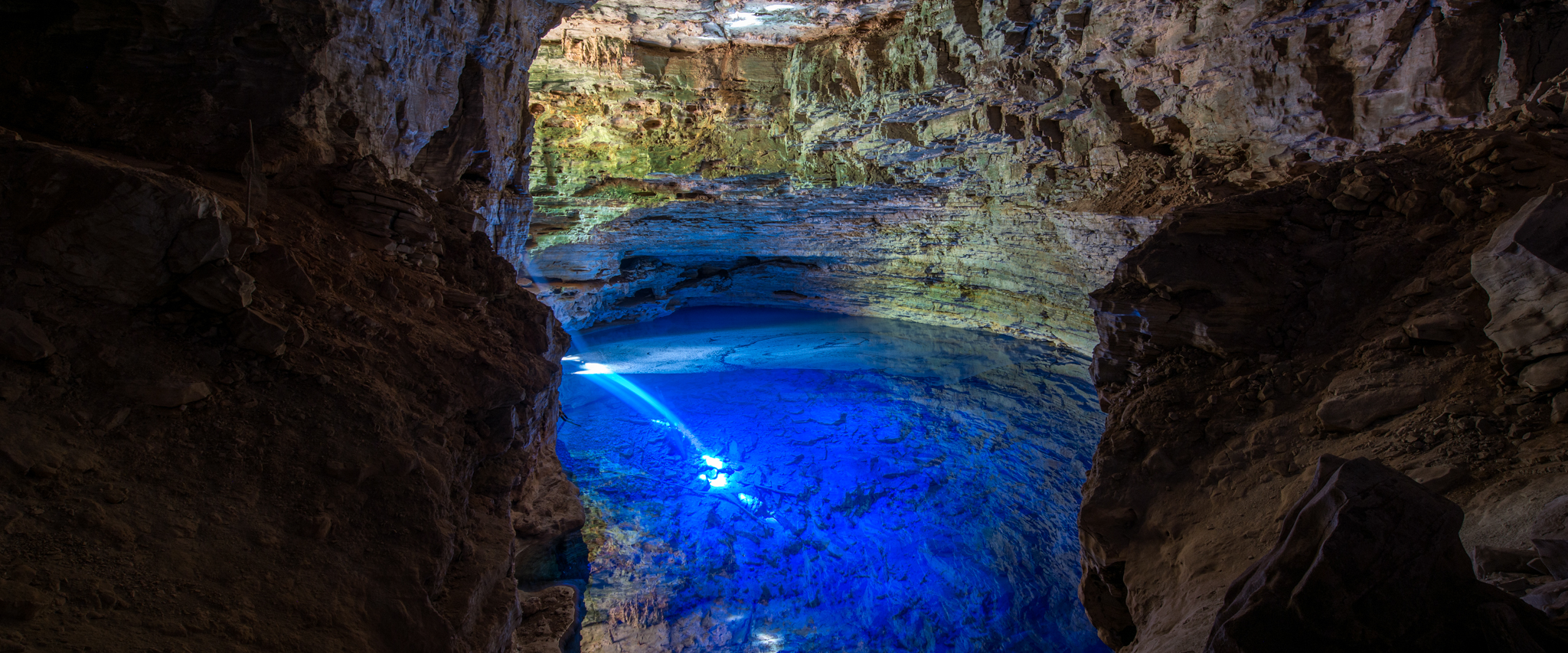 Fotografia da luz atravessando as aguas cristalinas do Poço Encantado.