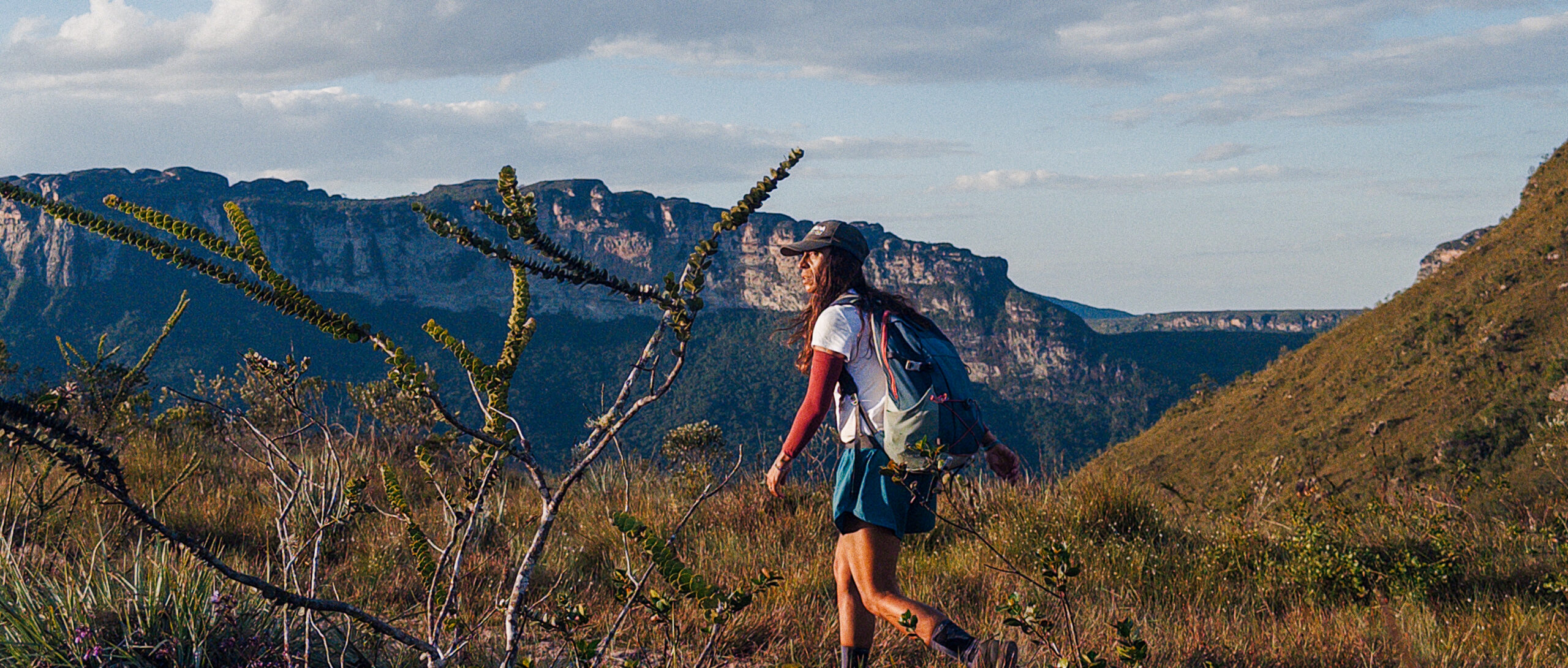 Guia da Associação Rainhas da Serra caminhando pelos Gerais do Rio Preto em direção ao Vale do Pati, na Chapada Diamantina.