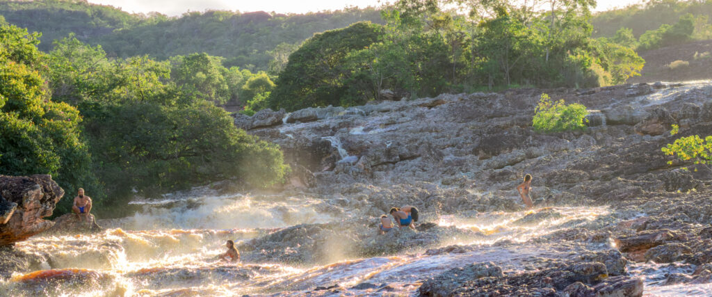 Crianças tomando banho no Serrano ao final da tarde, no Parque Natural Municipal da Muritiba, em Lençóis, Chapada Diamantina.