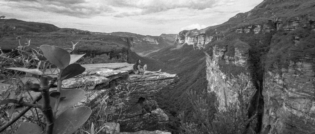 Guia Cris Pascoli, integrante da Associação Rainhas da Serra, sentada no Mirante do Cachoeirão, no Vale do Pati, Parque Nacional da Chapada Diamantina.